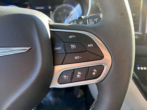 Used 2024 Chrysler Pacifica Touring-L image 18