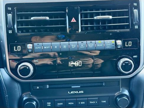 Used 2023 Lexus GX 460 Premium w/ Accessory Package AWD/4WD image 35