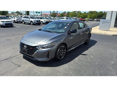 Used 2025 Nissan Sentra SR FWD image 2