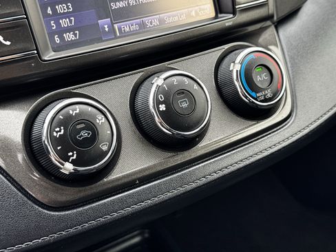 Used 2015 Toyota RAV4 LE image 21