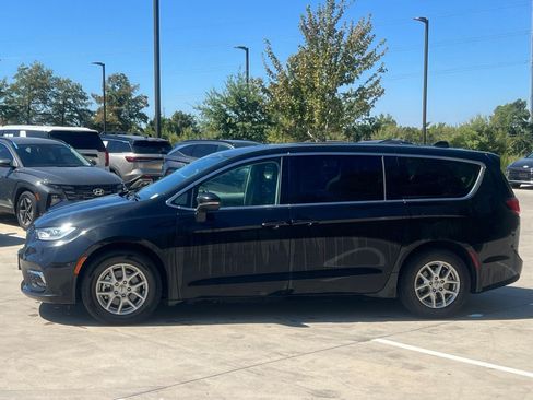 Used 2023 Chrysler Pacifica Touring-L FWD image 6