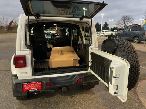 Used 2024 Jeep Wrangler Sahara image 12
