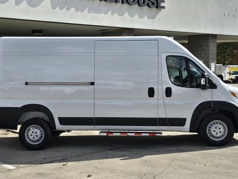 Used 2025 RAM ProMaster 2500 w/ Convenience Group image 3