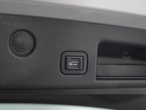 Used 2018 Chevrolet Equinox Premier image 11