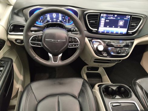 Used 2023 Chrysler Pacifica Touring-L FWD image 22