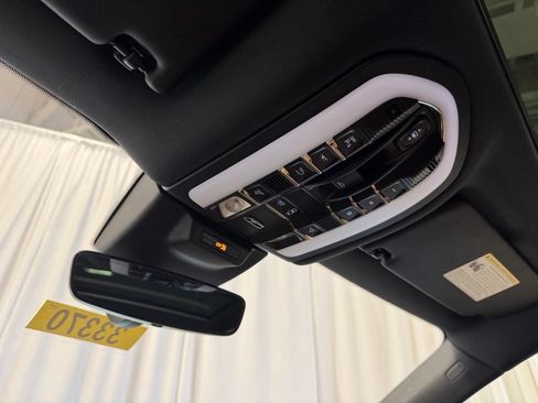 Certified 2026 Porsche Macan AWD/4WD image 18