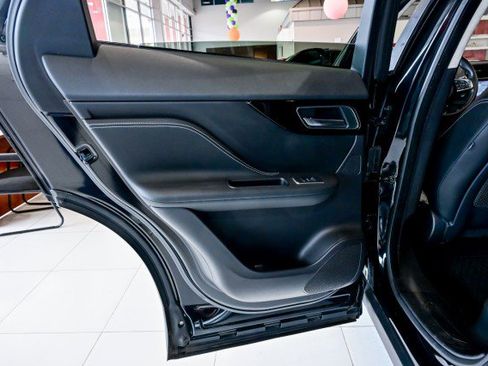 Used 2019 Jaguar F-PACE R-Sport image 21