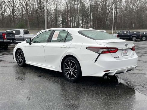 Used 2023 Toyota Camry SE image 3
