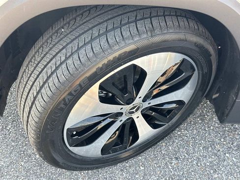 Used 2025 Mercedes-Benz GLB 250 4MATIC image 11