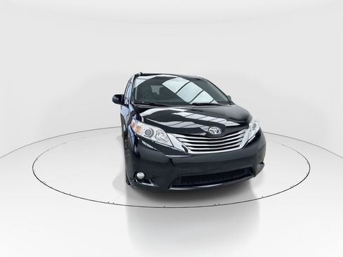 Used 2017 Toyota Sienna XLE image 3