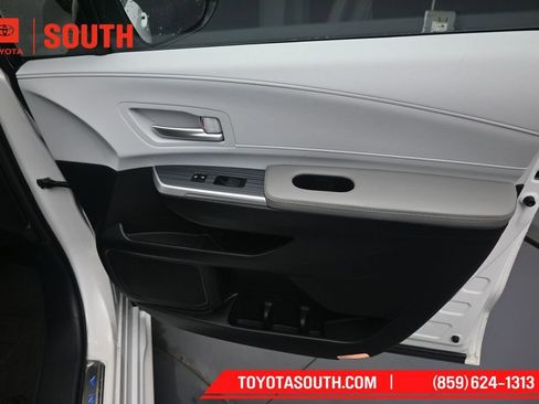 Used 2025 Toyota Sienna XLE FWD image 38