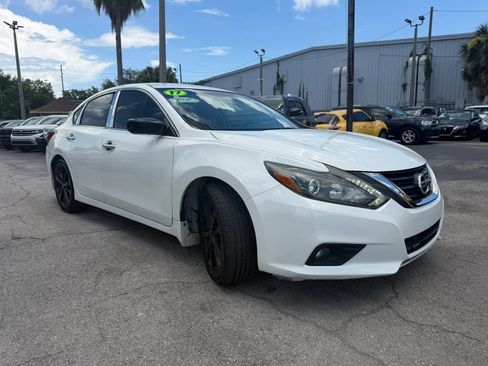 Used 2017 Nissan Altima 2.5 SR w/ Midnight Edition Package FWD image 3