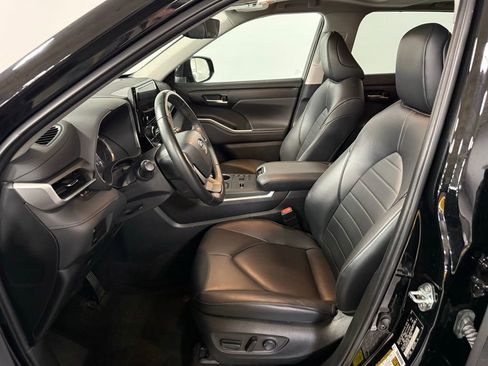 Used 2023 Toyota Highlander XLE image 9