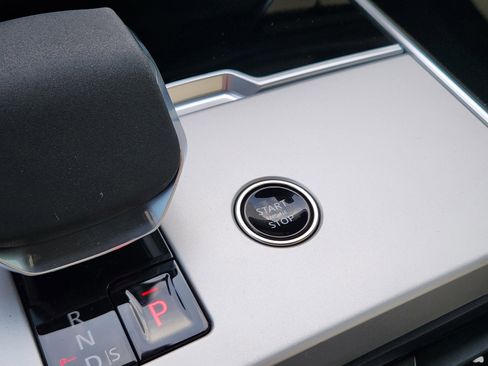 New 2026 Land Rover Range Rover Long Wheelbase SE image 19