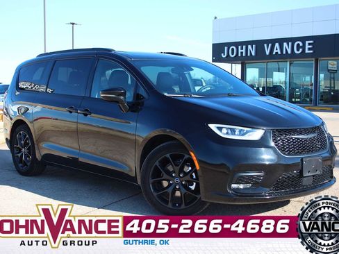 Used 2025 Chrysler Pacifica Limited image 3