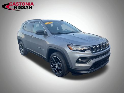 Used 2024 Jeep Compass Latitude image 2