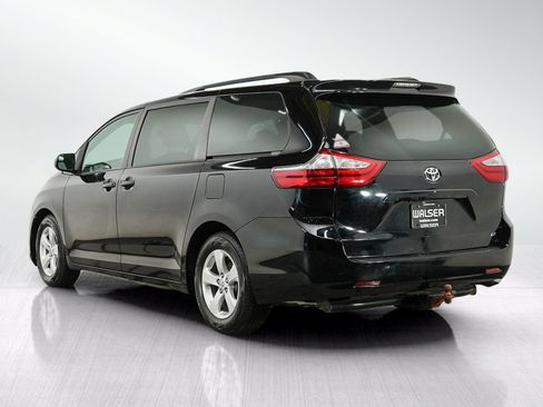 Used 2017 Toyota Sienna LE FWD image 3