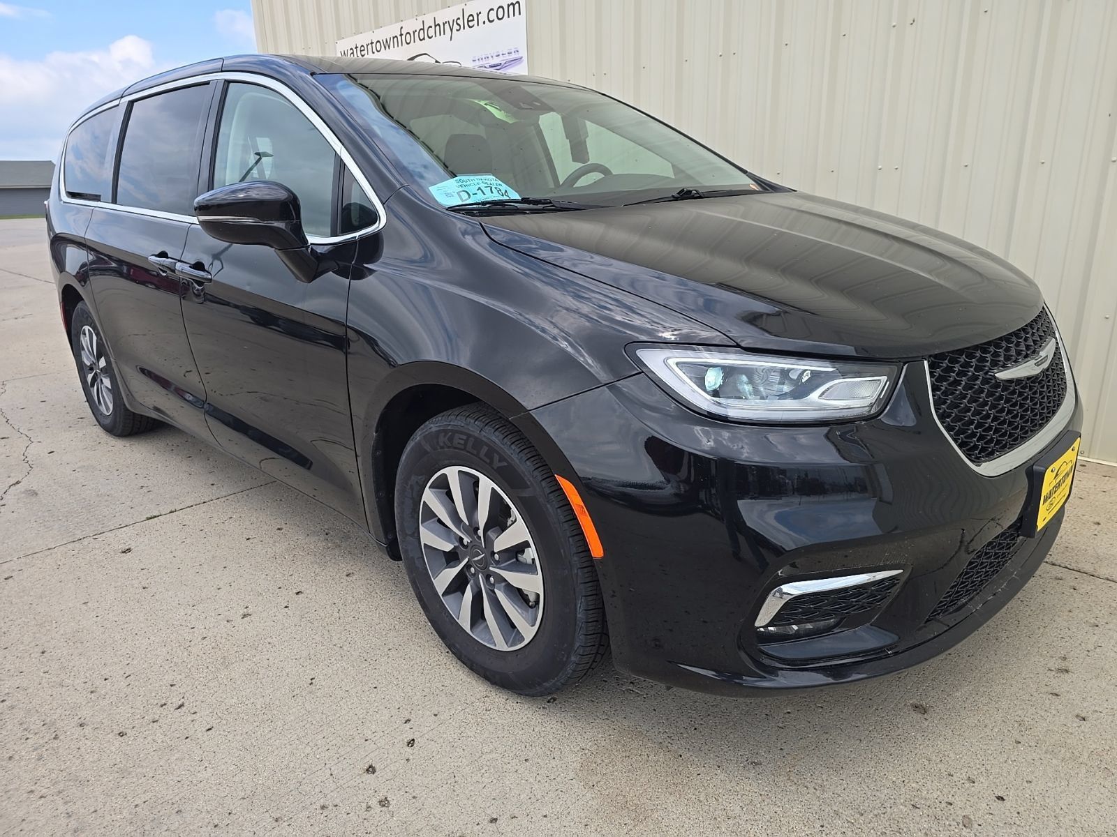 Used 2024 Chrysler Pacifica Limited FWD image 2