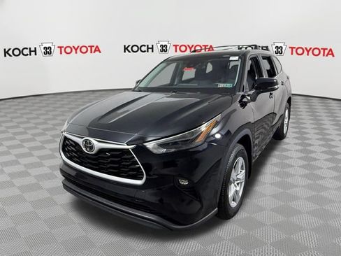 Used 2023 Toyota Highlander LE AWD/4WD image 3