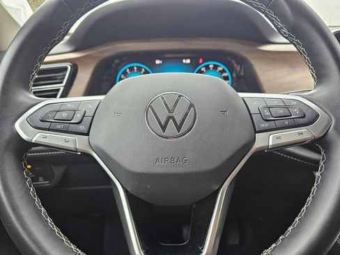 Used 2025 Volkswagen Atlas SE AWD/4WD image 19