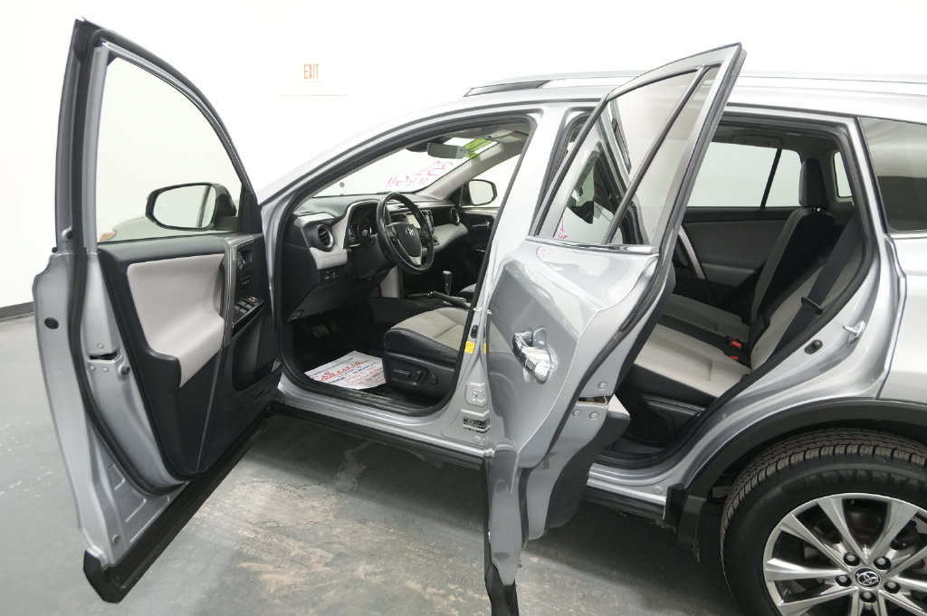 Used 2018 Toyota RAV4 Limited AWD/4WD image 23