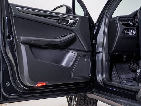 Certified 2025 Porsche Macan AWD/4WD image 24