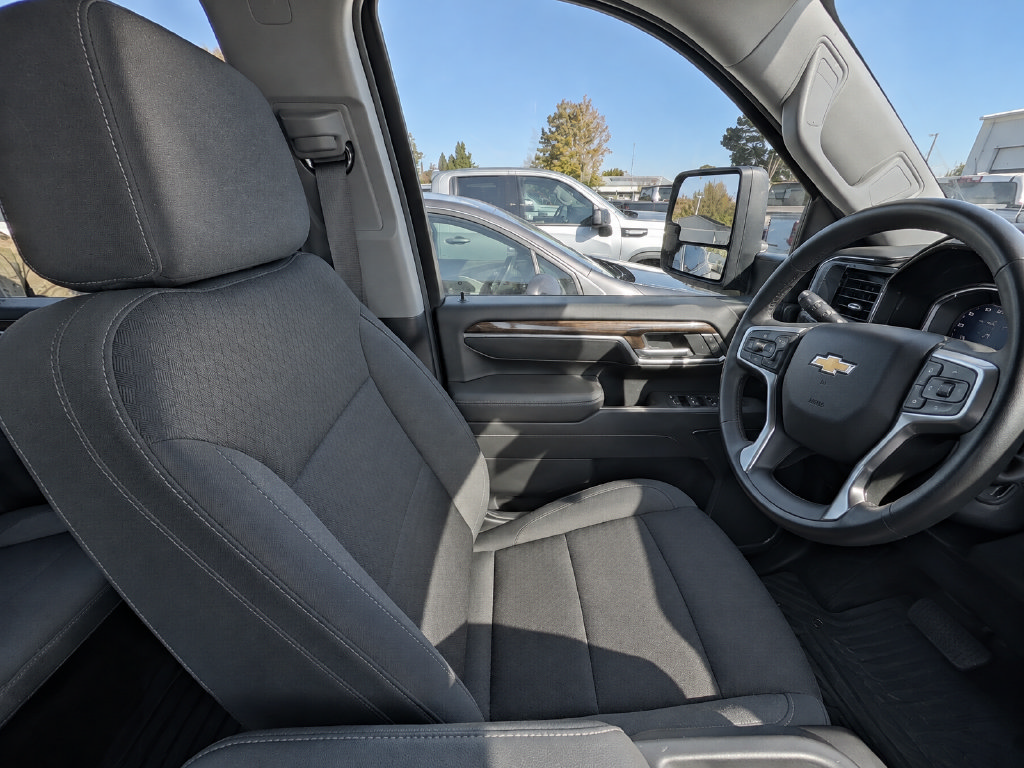 Used 2024 Chevrolet Silverado 2500 LT AWD/4WD image 9
