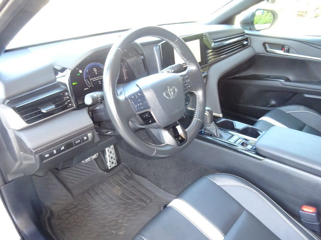 Used 2025 Toyota Camry SE FWD image 11