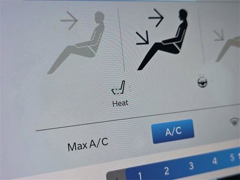 Used 2023 Chrysler Pacifica Touring-L image 13