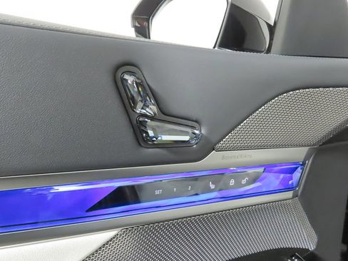 Used 2025 BMW i7 eDrive50 w/ Executive Package image 11