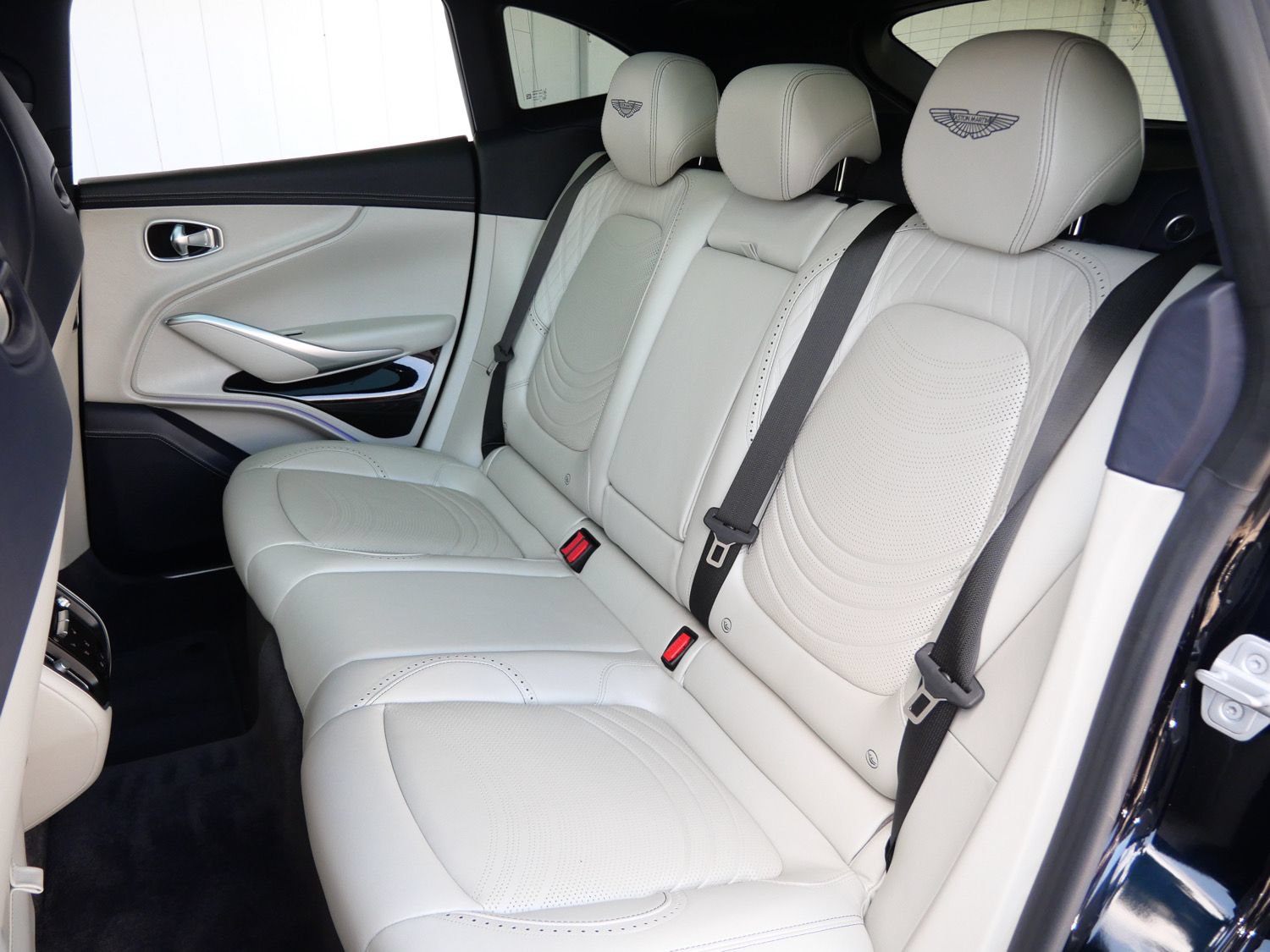 Used 2023 Aston Martin DBX AWD/4WD image 18