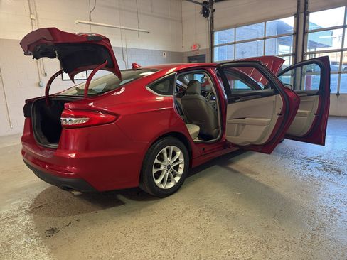 Used 2020 Ford Fusion SE FWD image 12