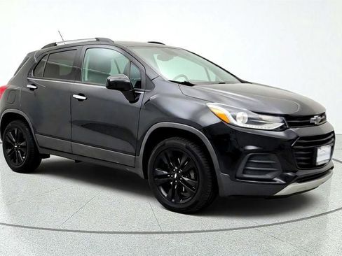 Used 2019 Chevrolet Trax LT w/ Redline Edition AWD/4WD image 3