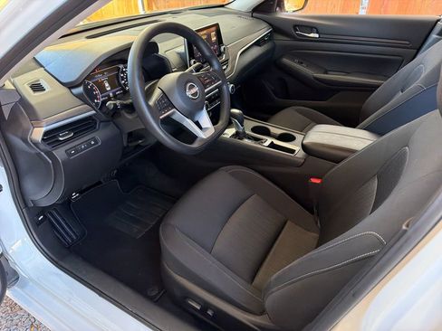 Used 2025 Nissan Altima 2.5 SV image 2