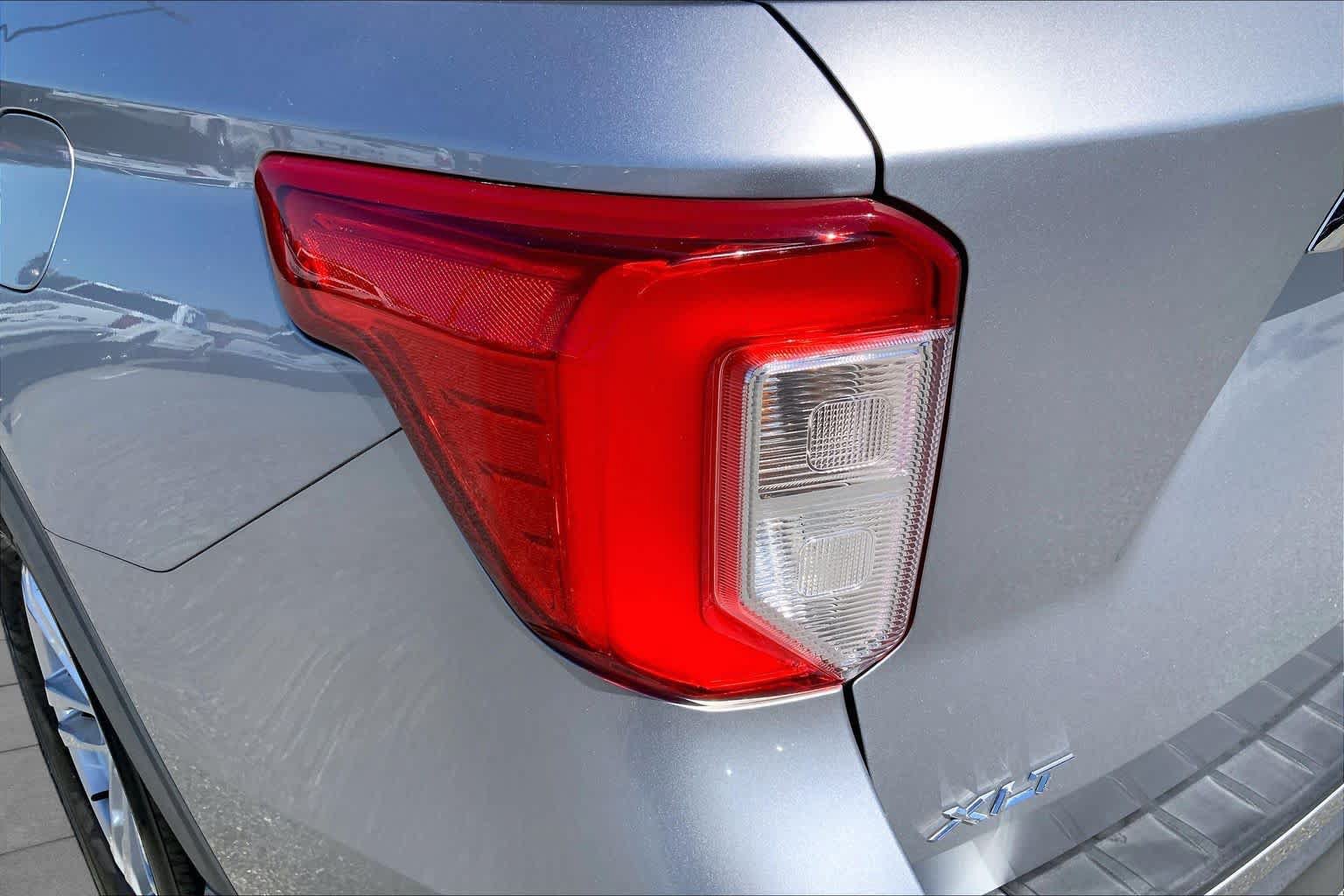 Used 2020 Ford Explorer XLT w/ Equipment Group 202A AWD/4WD image 27