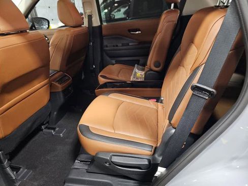 Used 2023 Nissan Pathfinder Platinum image 6