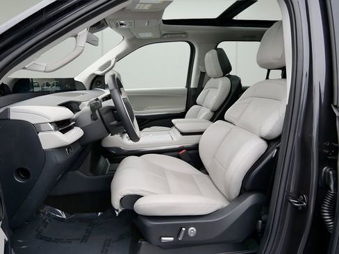 Used 2025 Lincoln Navigator Reserve image 10