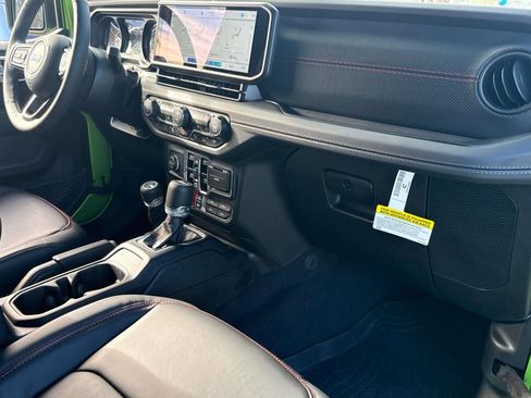 Used 2025 Jeep Wrangler Unlimited Rubicon image 34