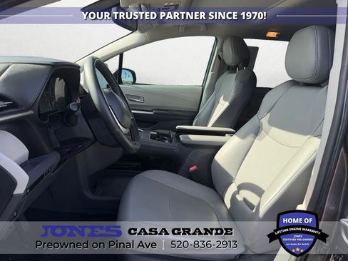 Used 2023 Toyota Sienna XLE image 9