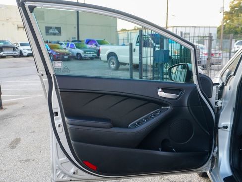 Used 2018 Kia Forte LX image 12