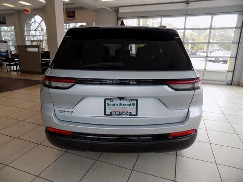 Certified 2023 Jeep Grand Cherokee Altitude image 7