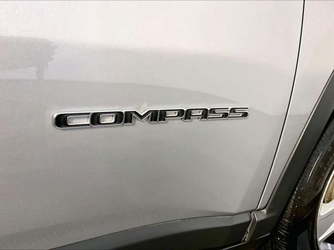 Used 2022 Jeep Compass Latitude w/ Sun and Sound Group AWD/4WD image 10