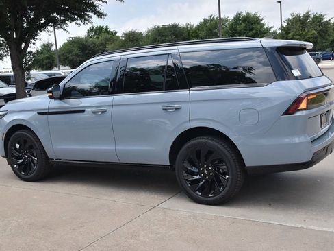 New 2026 Lincoln Navigator Reserve w/ Jet Appearance Package AWD/4WD image 17