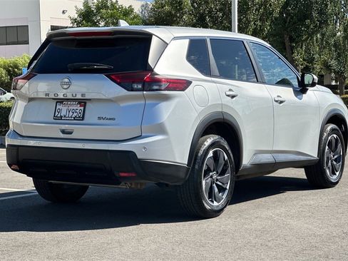 Used 2024 Nissan Rogue SV image 4