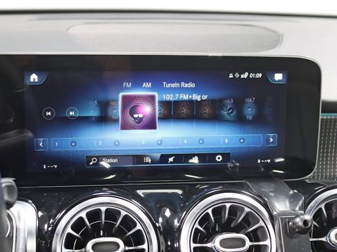 Used 2021 Mercedes-Benz GLB 250 4MATIC w/ Premium Package image 24