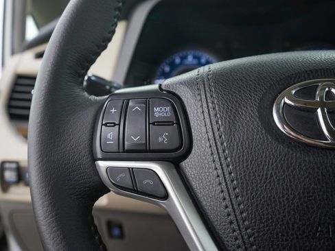 Used 2018 Toyota Sienna XLE w/ XLE Navigation Package FWD image 29