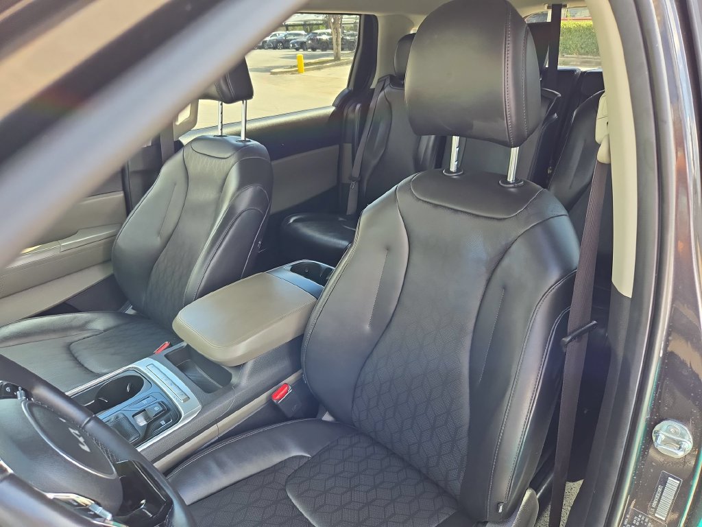 Used 2025 Kia Carnival FWD image 16