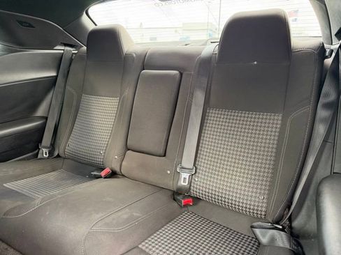 Used 2015 Dodge Challenger SXT image 15