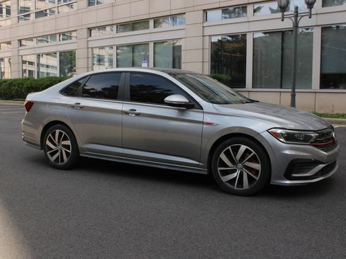 Used 2019 Volkswagen Jetta GLI Autobahn FWD image 2
