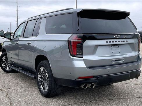 Used 2025 Chevrolet Suburban Z71 AWD/4WD image 3